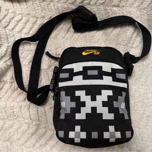 Nike SB  Heritage Sumit  Crossbody Bag